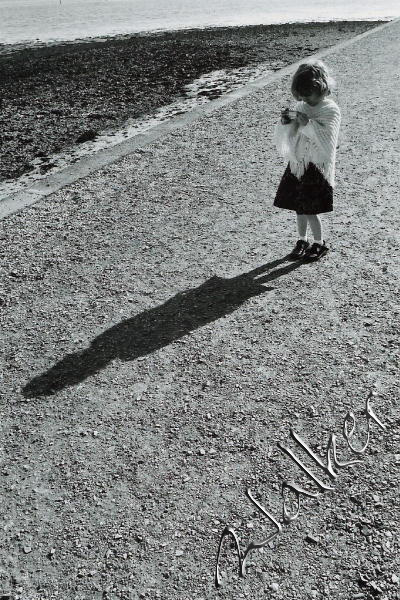 Britney Shadow
Britney takes a photo of her own shadow. Should be a nice contrasty photo then :)
Keywords: Britney shadow 35mm