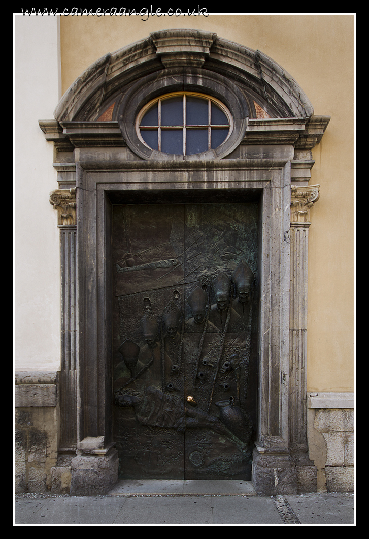 Six Headed Door
A very interesting door in Ljubljana, Slovenia. Complete with 6 cast heads.
Keywords: Ljubljana, Slovenia door heads