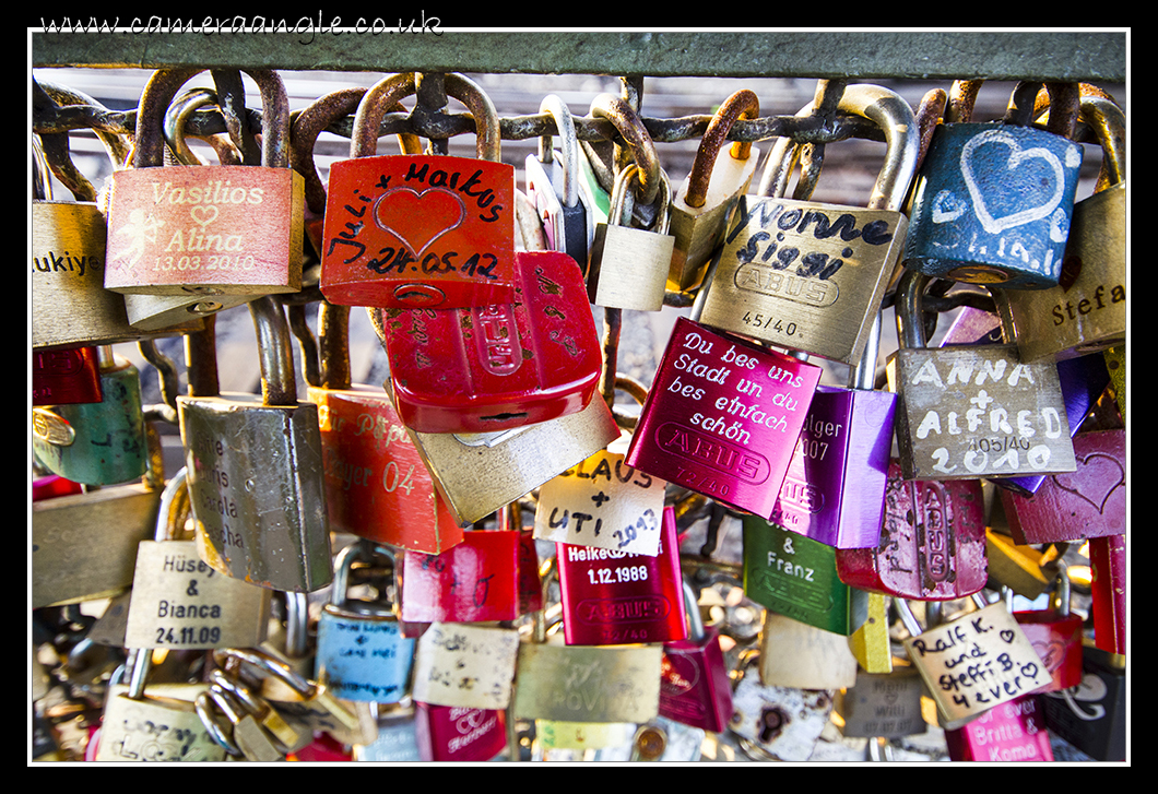 Hohenzollern_Bridge_Padlocks.jpg