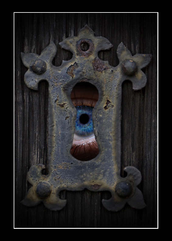 Through the keyhole
Here's lookin' at ya kid!
Keywords: Eye keyhole