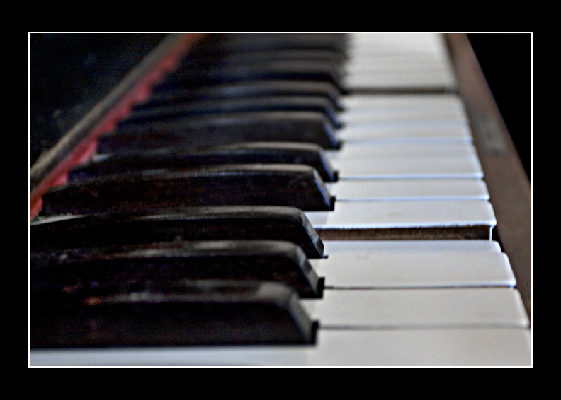 Ebony and Ivory
Pia-pia-piano piano, come on, you know the words
Keywords: Piano