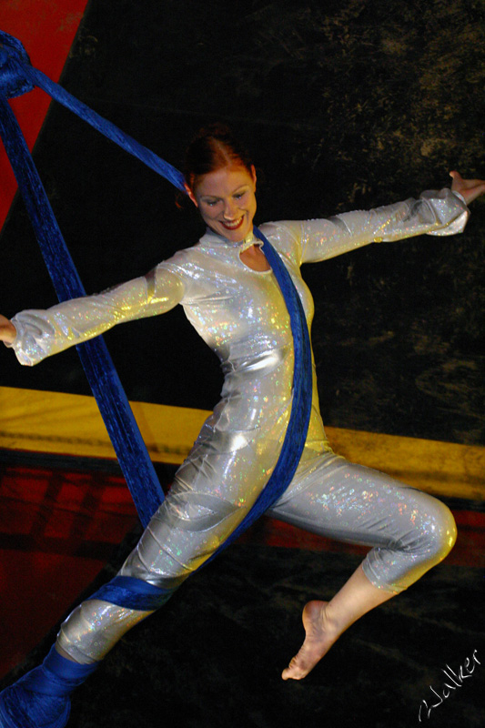 Silky Performer
A circus acrobat performs trick on two pieces of silk cloth
Keywords: Circus Performer Silk Acrobat