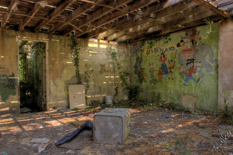 Nursery
A crumbling nursery building.
Keywords: Woodside Isle of Wight nursery