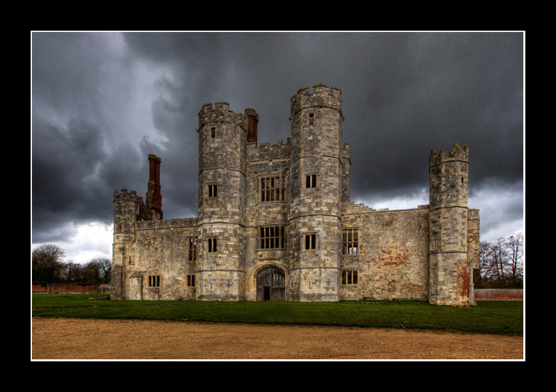 Tichfield Abbey
This is the colour version of the front of the house, I am not sure if I prefer this or the mono version.
Keywords: Tichfield Abbey