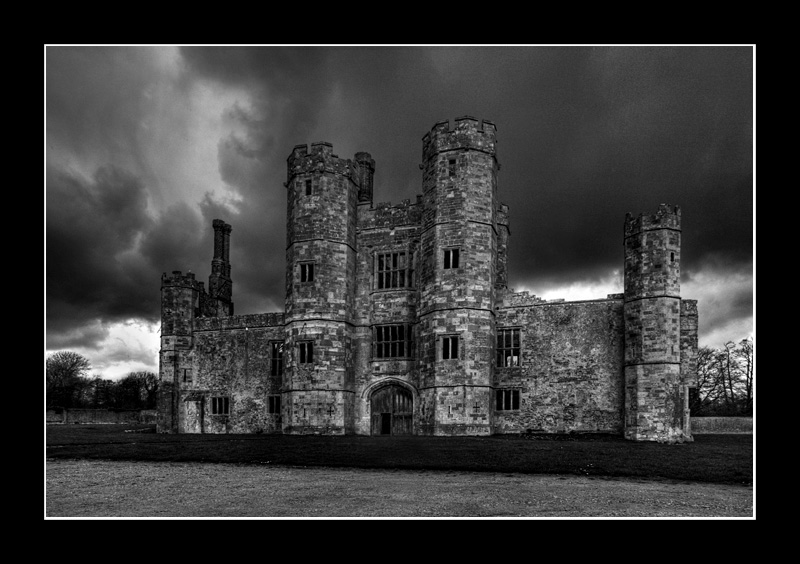 Tichfield Abbey
This is the mono version of the front of the abbey, I am not sure if I prefer this or the colour version.

Keywords: Tichfield Abbey