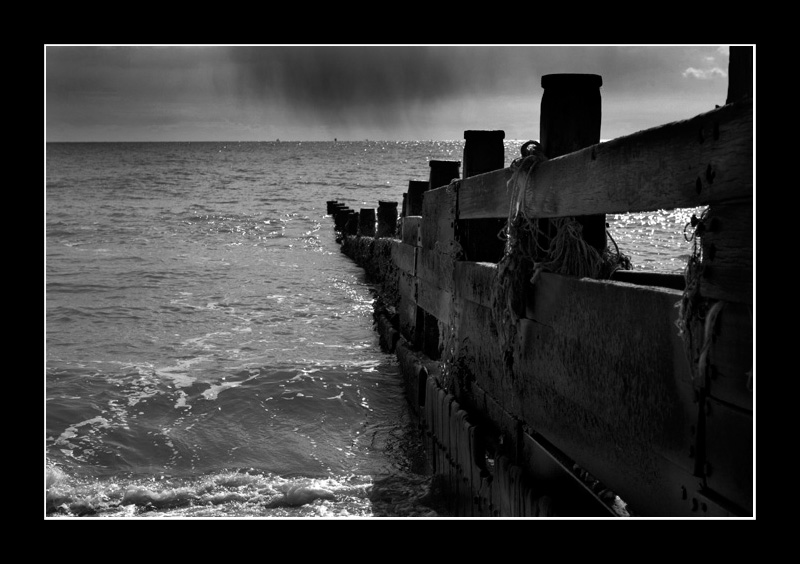 There's a storm brewin'
Rain was definately on its way
Keywords: ocean groyne storm