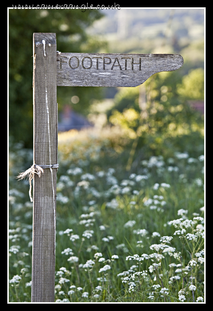 Which way is the foo..... oh, nevermind
Keywords: footpath sign