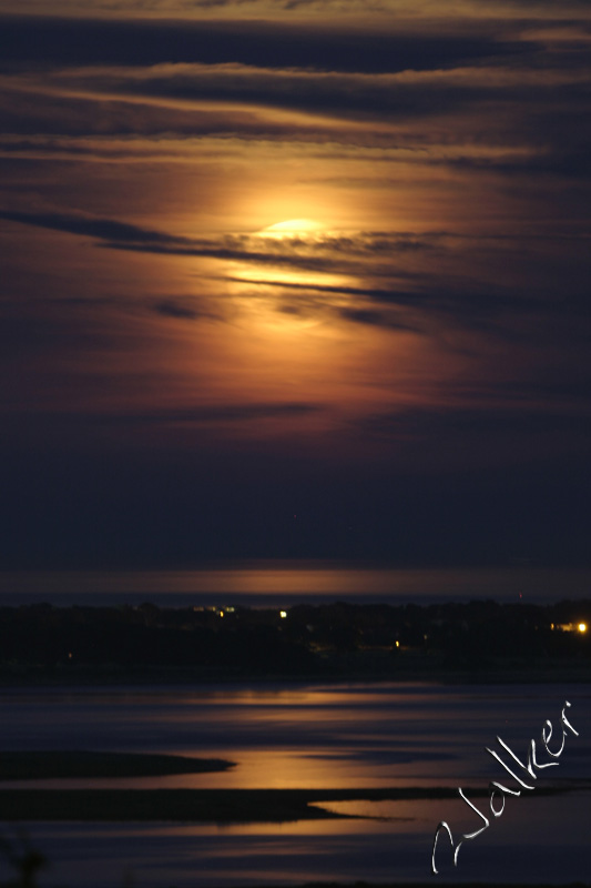 Portsmouth Moon Rise
The moon rises over Portsmouth water the night after summer solstice. The moon waa rising as the sun had just set behind us.

The moons colour is from the atmosphere as it rises.
Keywords: Portsmouth Moon Rise