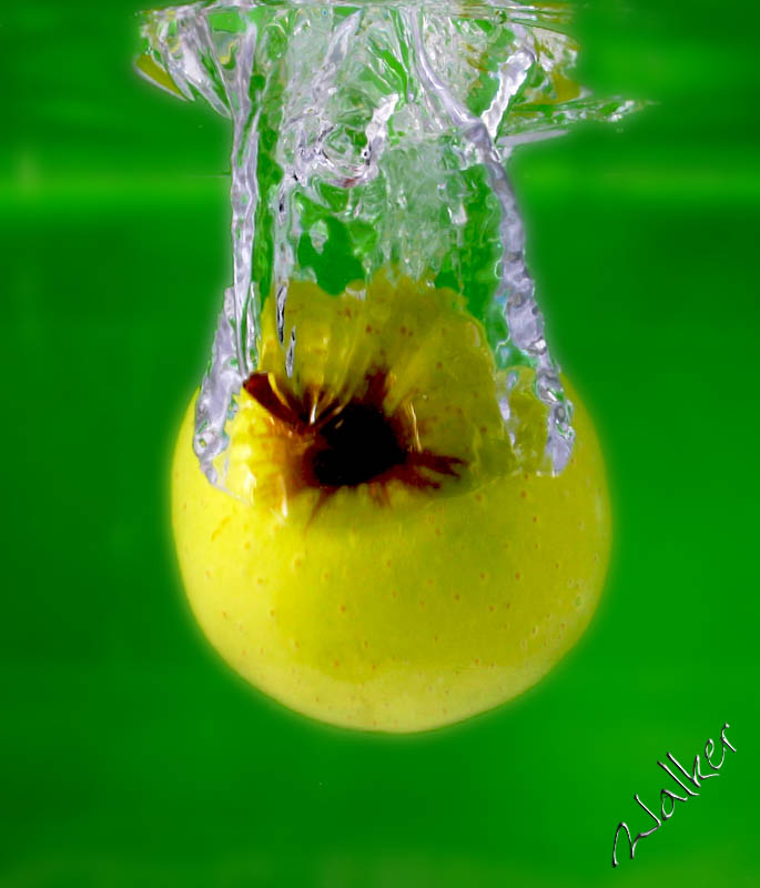 Apple
An apple dropped in water
Keywords: Apple Water