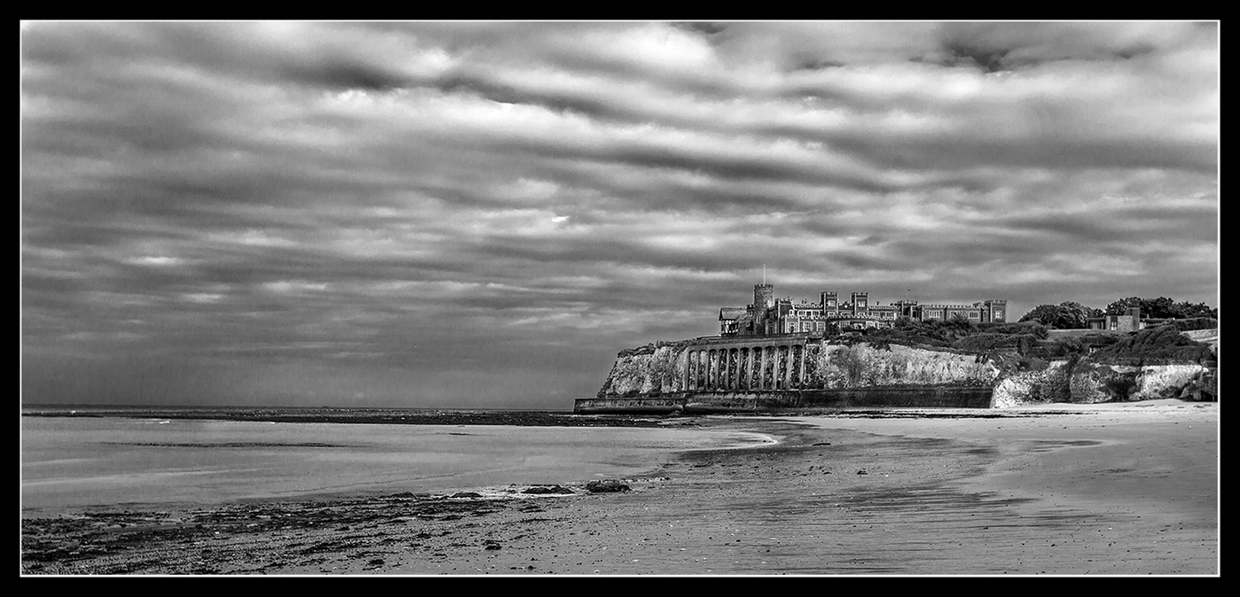 Kingsgate Castle
Kingsgate Castle atop Kingsgate Bay Kent
