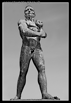 Hameensilta_bridge_hunter_statue_1.jpg