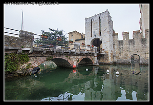 Sirmione_Moat.jpg